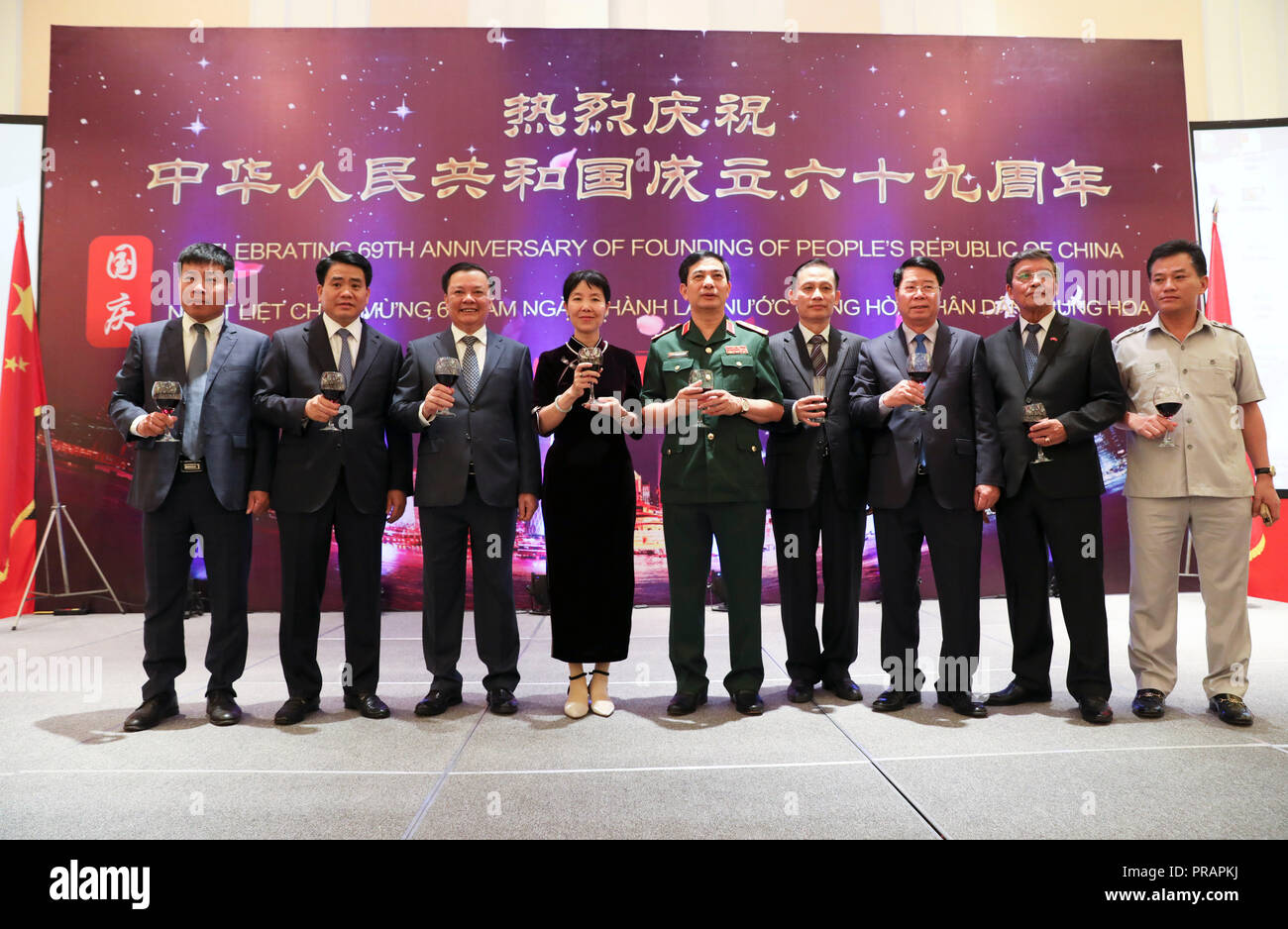 Hanoi, Vietnam. Sep 30, 2018. Une réception célébrant le 69e anniversaire de la fondation de la République populaire de Chine est tenue à Hanoi, capitale du Vietnam, le 30 septembre 2018. Des centaines de représentants locaux et étrangers y compris des ministres, des diplomates, d'affaires, les étudiants et les journalistes ont assisté à la réception ici à l'ambassade de Chine le dimanche. Credit : Wang Di/Xinhua/Alamy Live News source : Xinhua/Alamy Live News Banque D'Images