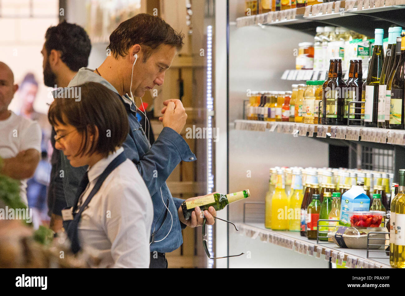 Rome, l'acteur britannique Clive Owen photographié dans les rues de Rome tout en faisant des emplettes dans un supermarché bio avant de partir. Banque D'Images