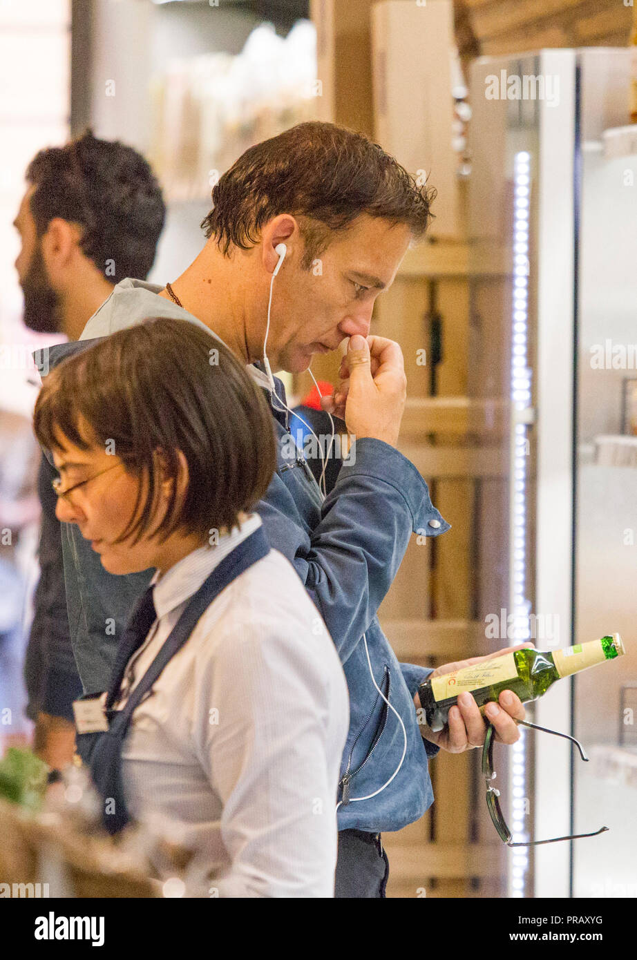 Rome, l'acteur britannique Clive Owen photographié dans les rues de Rome tout en faisant des emplettes dans un supermarché bio avant de partir. Banque D'Images