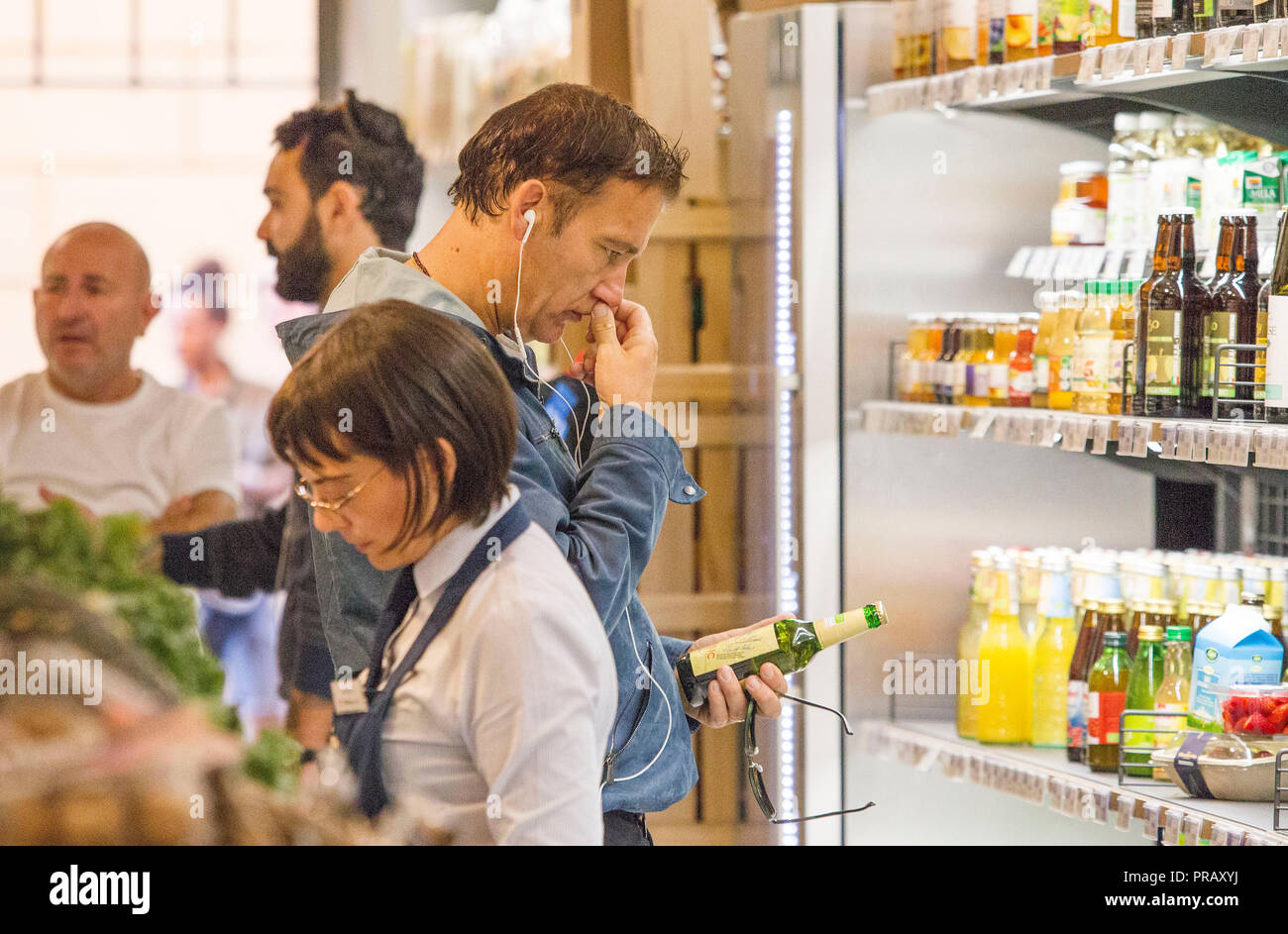 Rome, l'acteur britannique Clive Owen photographié dans les rues de Rome tout en faisant des emplettes dans un supermarché bio avant de partir. Banque D'Images