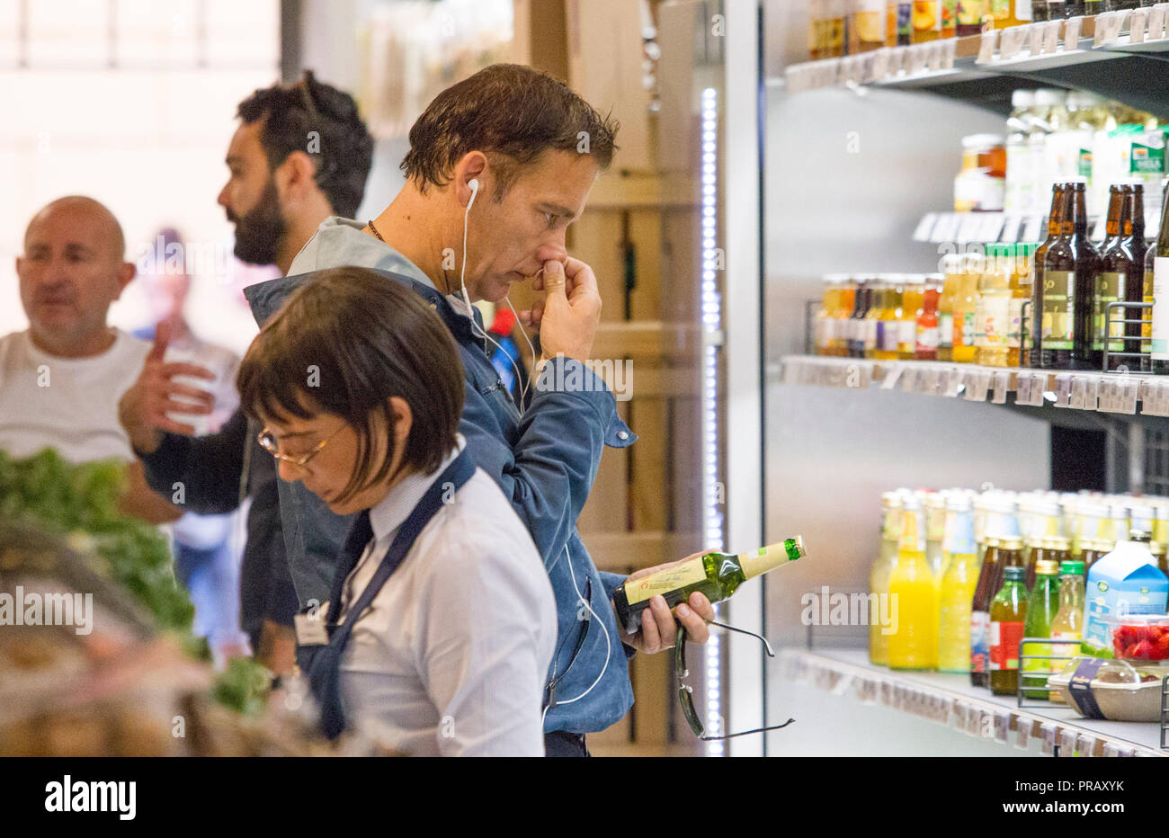 Rome, l'acteur britannique Clive Owen photographié dans les rues de Rome tout en faisant des emplettes dans un supermarché bio avant de partir. Banque D'Images