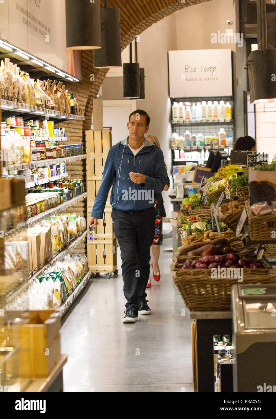 Rome, l'acteur britannique Clive Owen photographié dans les rues de Rome tout en faisant des emplettes dans un supermarché bio avant de partir. Banque D'Images