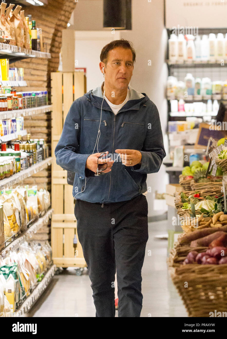 Rome, l'acteur britannique Clive Owen photographié dans les rues de Rome tout en faisant des emplettes dans un supermarché bio avant de partir. Banque D'Images