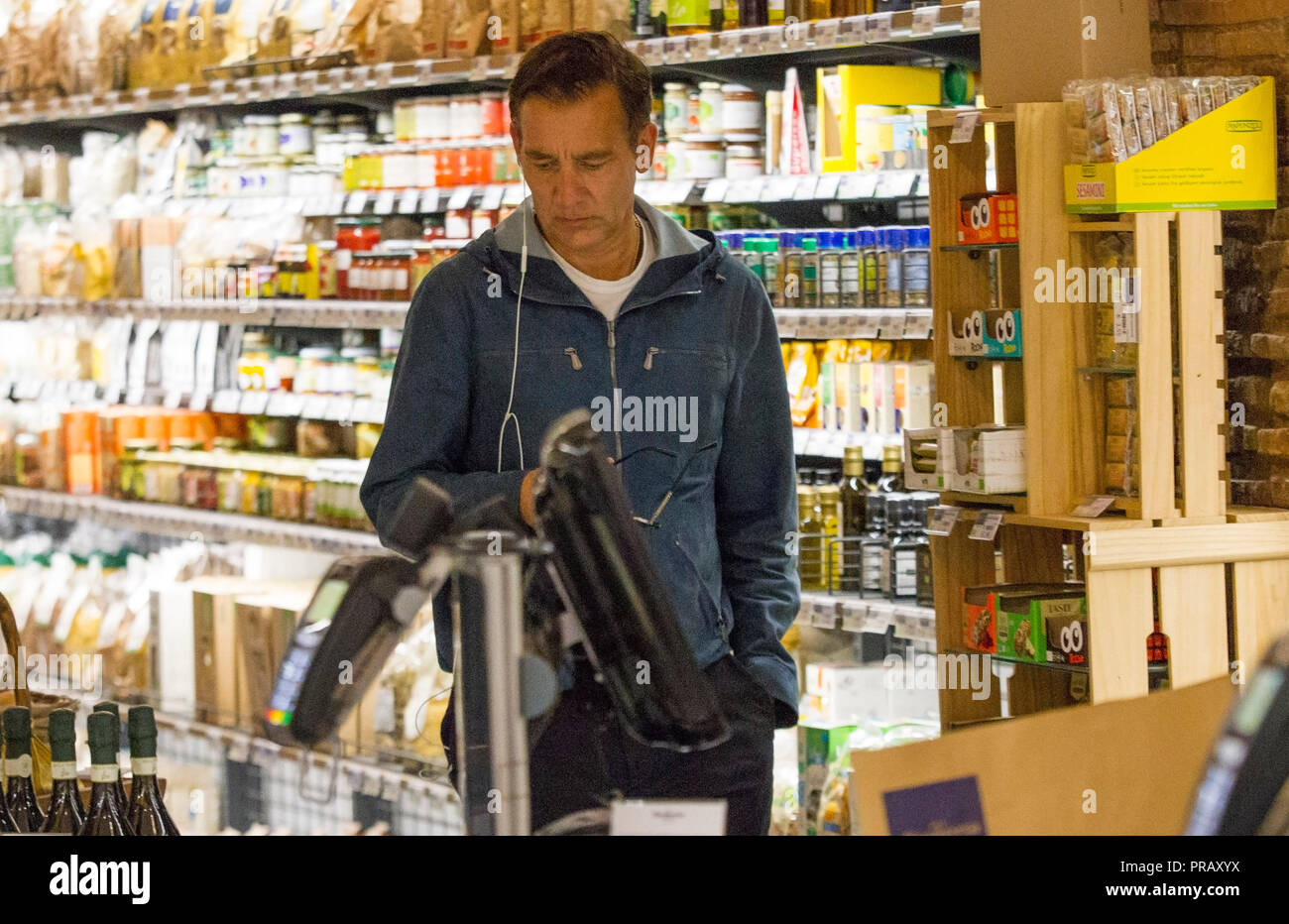 Rome, l'acteur britannique Clive Owen photographié dans les rues de Rome tout en faisant des emplettes dans un supermarché bio avant de partir. Banque D'Images