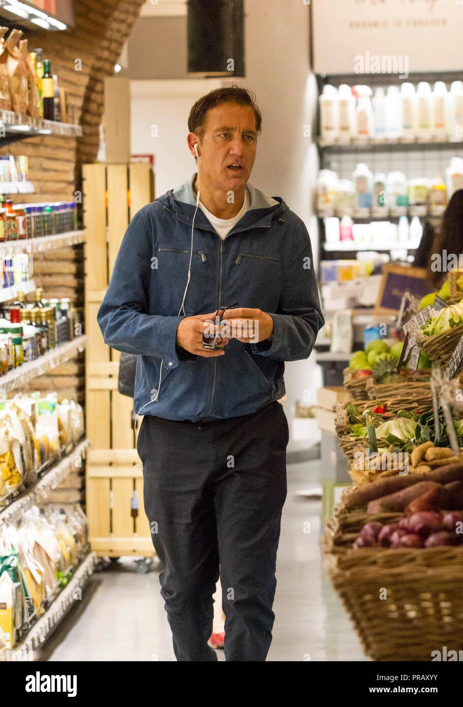 Rome, l'acteur britannique Clive Owen photographié dans les rues de Rome tout en faisant des emplettes dans un supermarché bio avant de partir. Banque D'Images