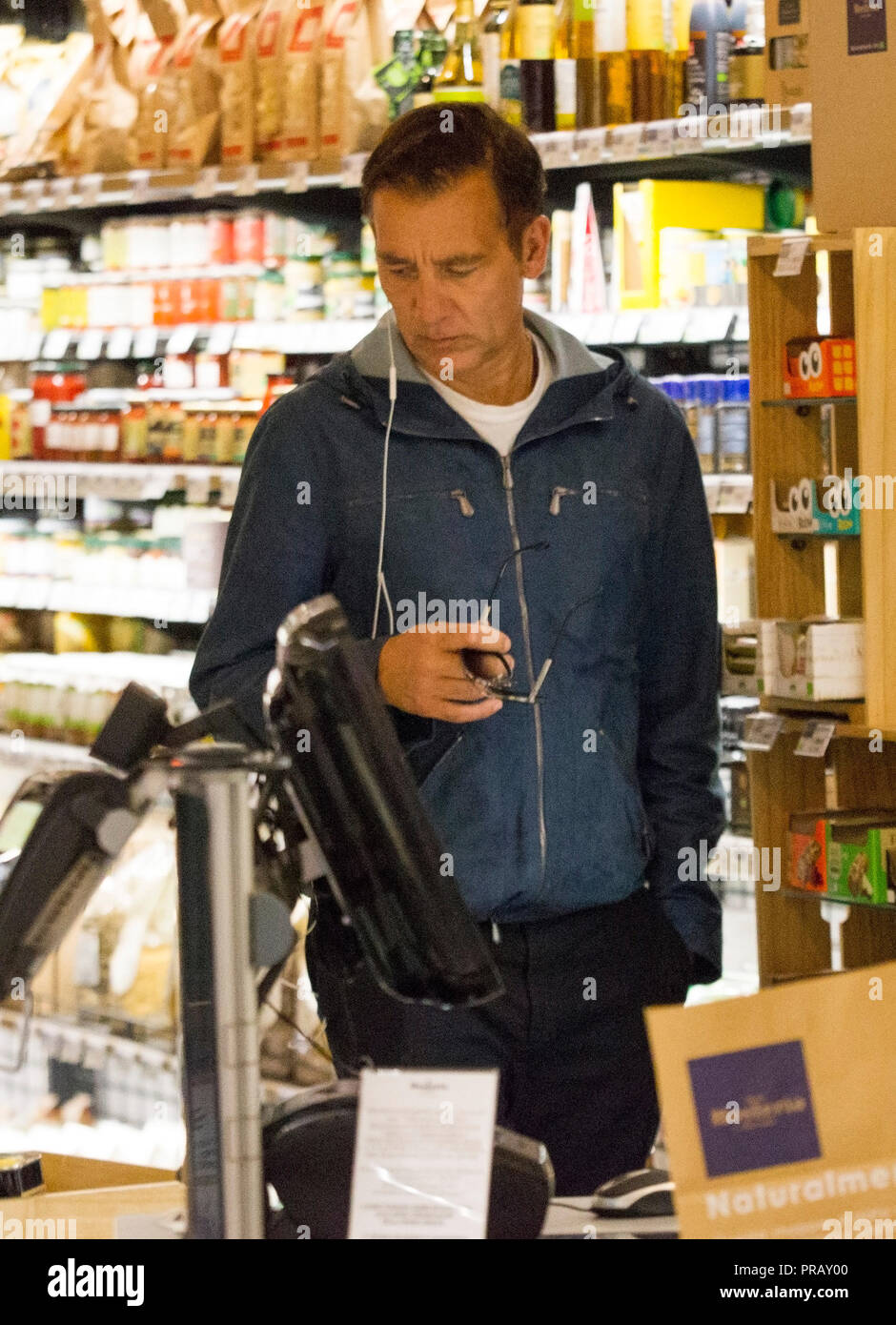 Rome, l'acteur britannique Clive Owen photographié dans les rues de Rome tout en faisant des emplettes dans un supermarché bio avant de partir. Banque D'Images