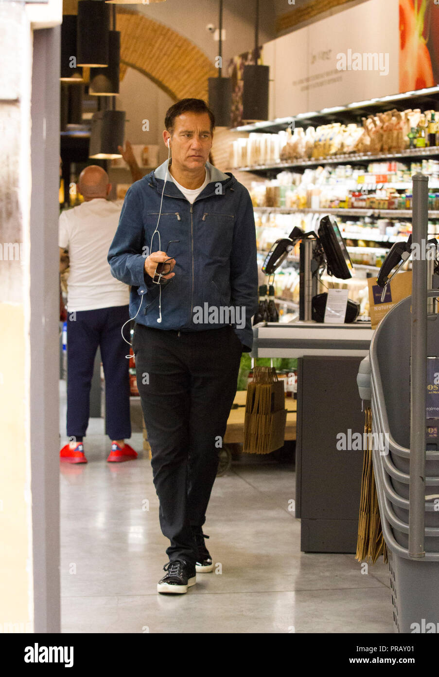 Rome, l'acteur britannique Clive Owen photographié dans les rues de Rome tout en faisant des emplettes dans un supermarché bio avant de partir. Banque D'Images
