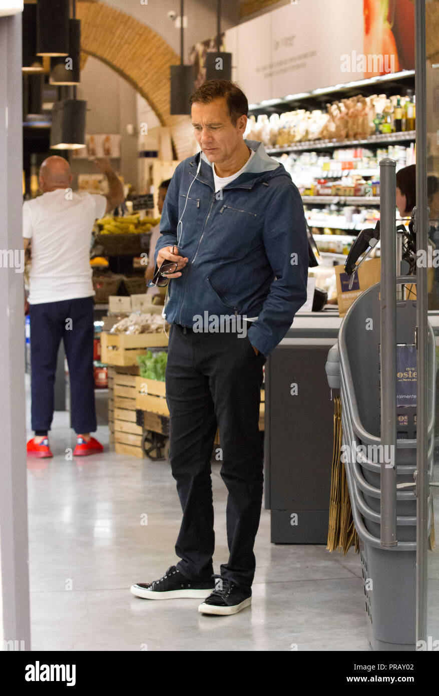 Rome, l'acteur britannique Clive Owen photographié dans les rues de Rome tout en faisant des emplettes dans un supermarché bio avant de partir. Banque D'Images