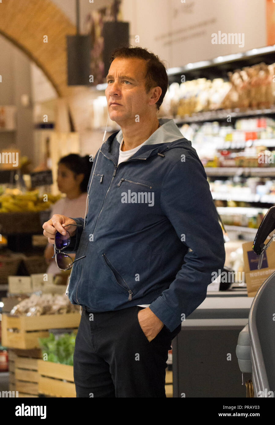 Rome, l'acteur britannique Clive Owen photographié dans les rues de Rome tout en faisant des emplettes dans un supermarché bio avant de partir. Banque D'Images