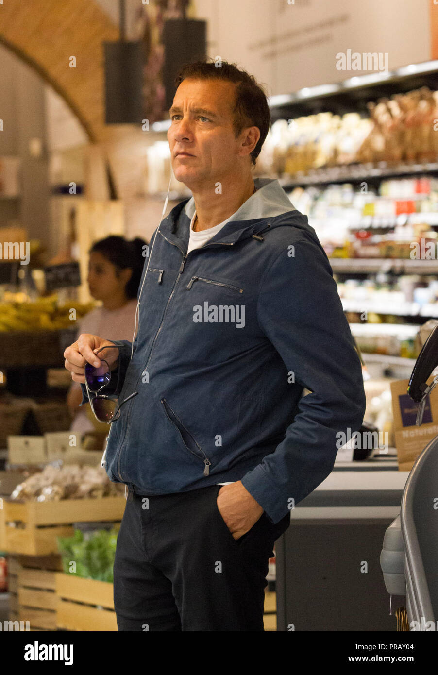 Rome, l'acteur britannique Clive Owen photographié dans les rues de Rome tout en faisant des emplettes dans un supermarché bio avant de partir. Banque D'Images