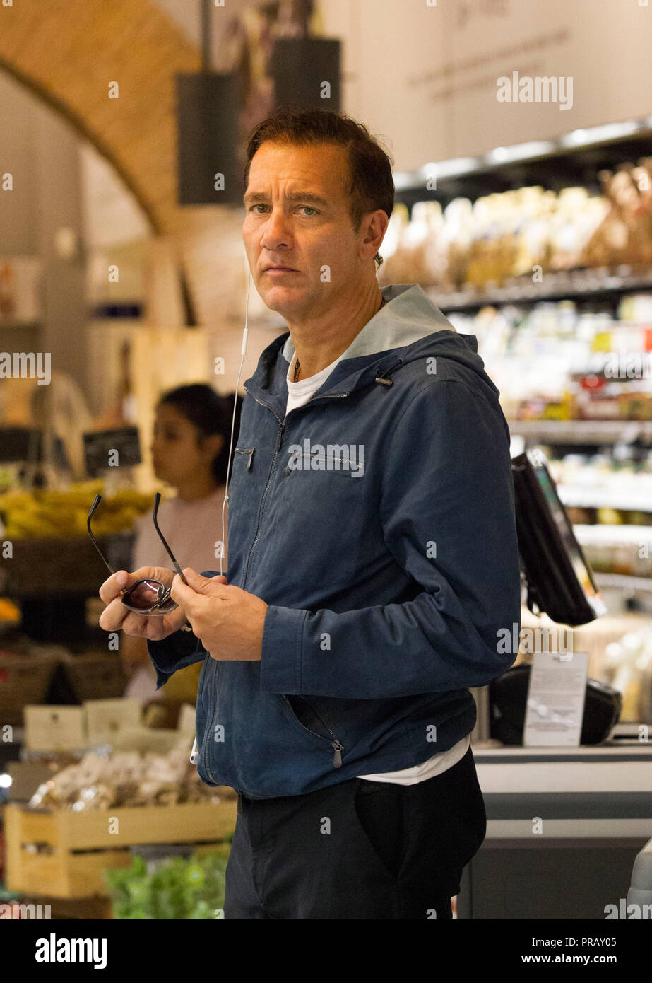 Rome, l'acteur britannique Clive Owen photographié dans les rues de Rome tout en faisant des emplettes dans un supermarché bio avant de partir. Banque D'Images