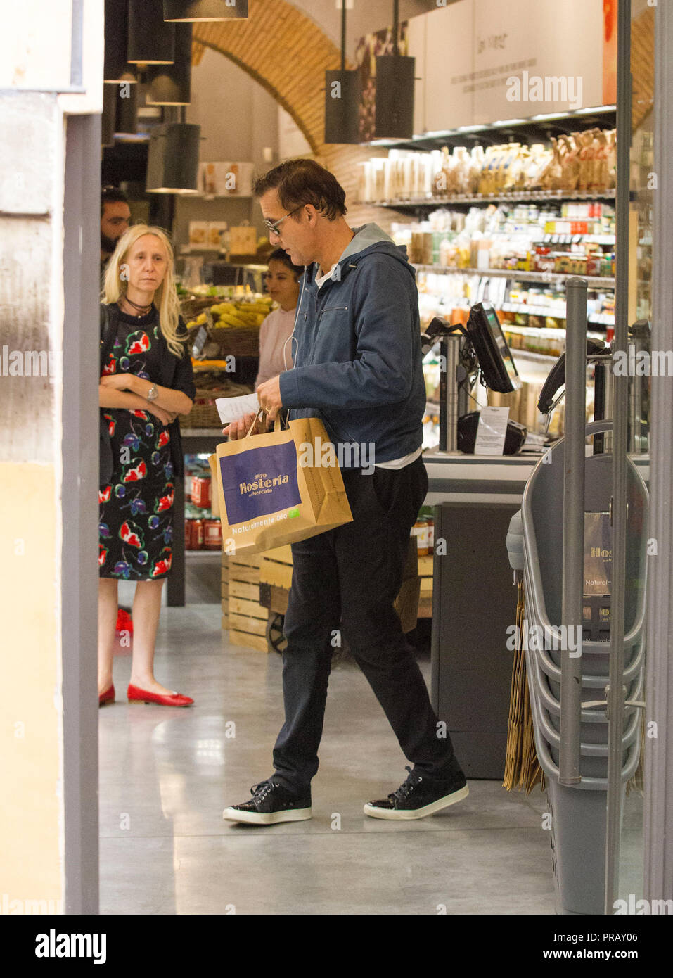 Rome, l'acteur britannique Clive Owen photographié dans les rues de Rome tout en faisant des emplettes dans un supermarché bio avant de partir. Banque D'Images