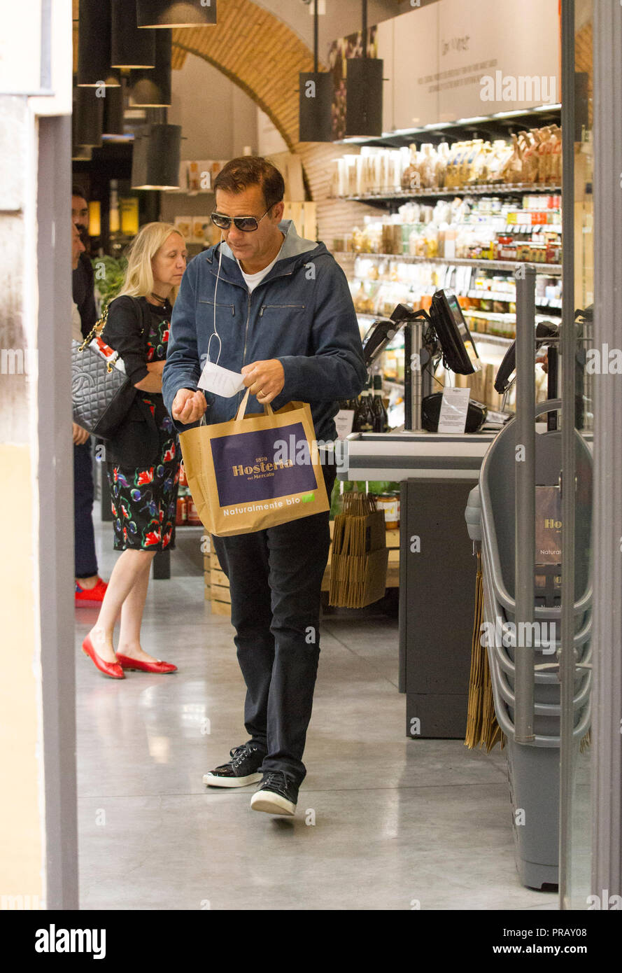 Rome, l'acteur britannique Clive Owen photographié dans les rues de Rome tout en faisant des emplettes dans un supermarché bio avant de partir. Banque D'Images
