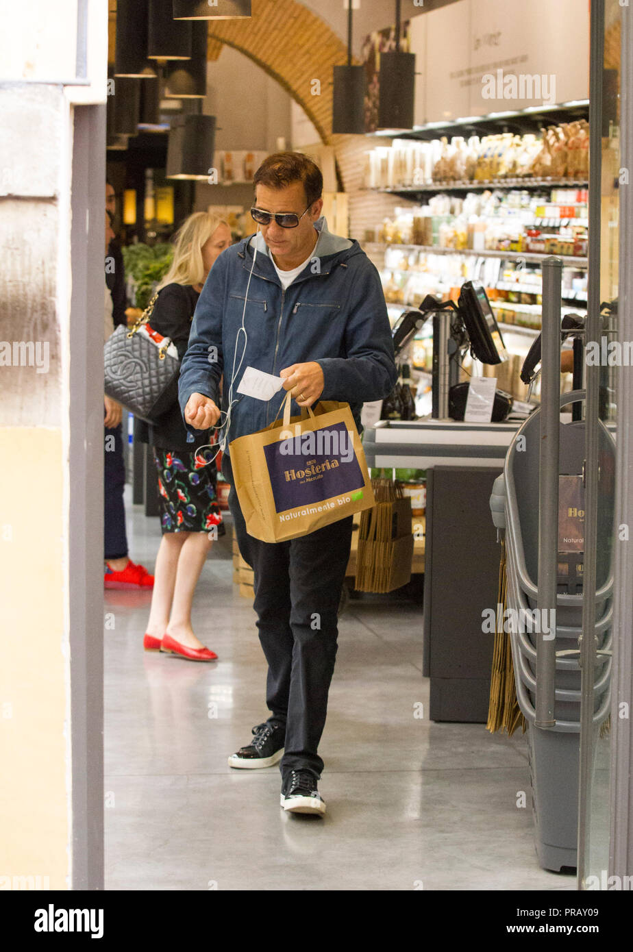 Rome, l'acteur britannique Clive Owen photographié dans les rues de Rome tout en faisant des emplettes dans un supermarché bio avant de partir. Banque D'Images