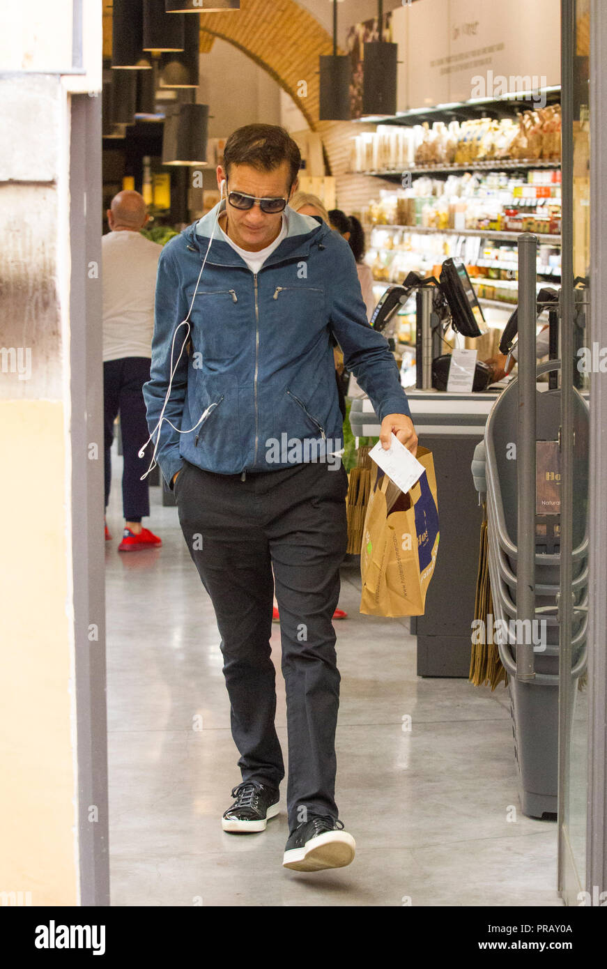 Rome, l'acteur britannique Clive Owen photographié dans les rues de Rome tout en faisant des emplettes dans un supermarché bio avant de partir. Banque D'Images