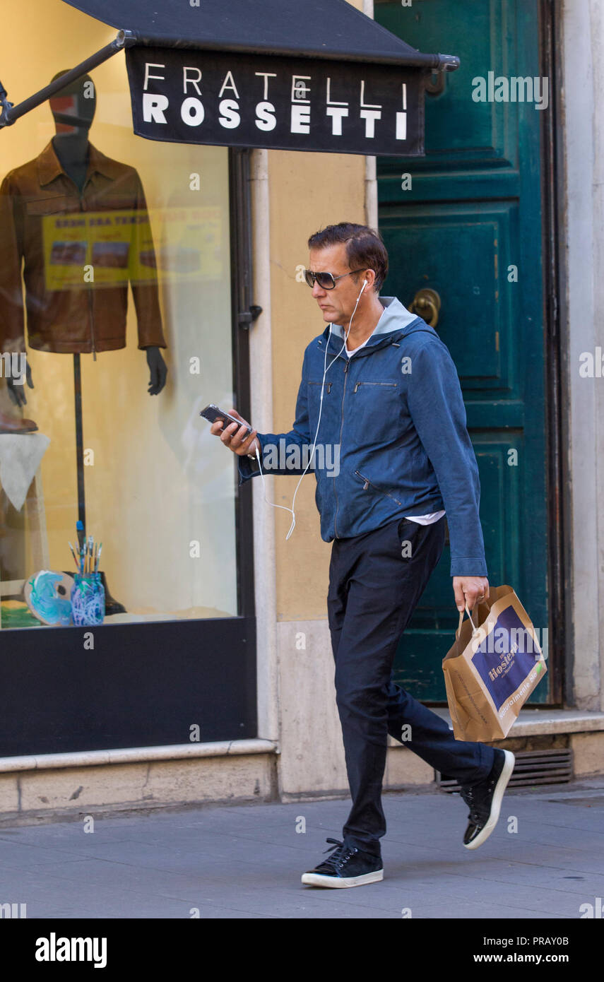 Rome, l'acteur britannique Clive Owen photographié dans les rues de Rome tout en faisant des emplettes dans un supermarché bio avant de partir. Banque D'Images