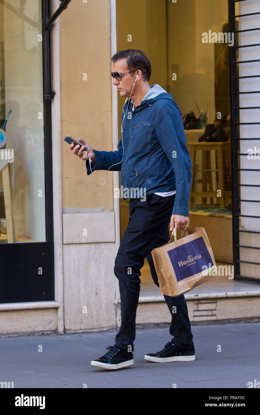 Rome, l'acteur britannique Clive Owen photographié dans les rues de Rome tout en faisant des emplettes dans un supermarché bio avant de partir. Banque D'Images