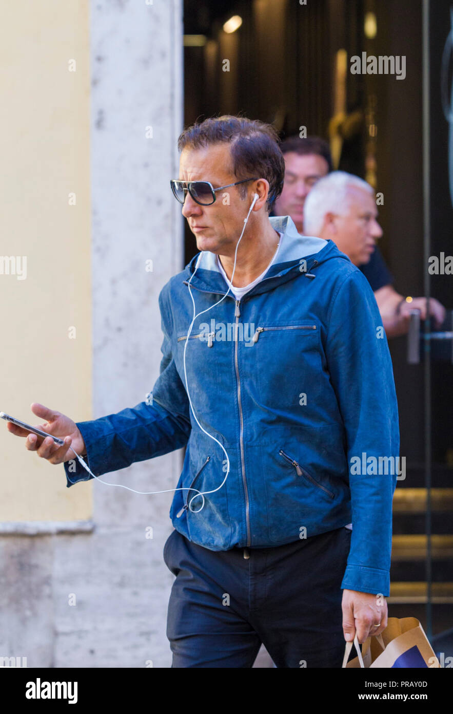 Rome, l'acteur britannique Clive Owen photographié dans les rues de Rome tout en faisant des emplettes dans un supermarché bio avant de partir. Banque D'Images