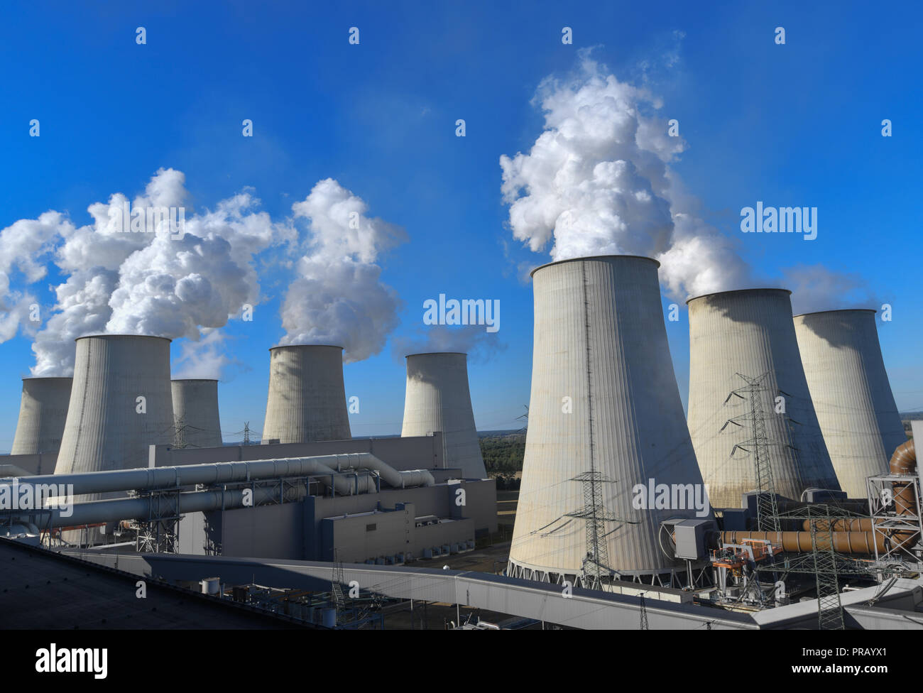 30 septembre 2018, le Brandebourg, Jaenschwalde : des nuages de vapeur d'eau s'élèvent sur les tours de refroidissement de la centrale thermique au lignite de Jänschwalde power plant de Lausitz Energie Bergbau AG (LEAG). Le lignite Jänschwalde de Brandebourg dans le sud a pris l'un de ses six unités hors de la grille, le 30 septembre 2018. Pour la première fois, le territoire de Lusace est affectée par la préparation de la sécurité. Afin de protéger le climat, un certain nombre d'unités centrales seront fermées au cours des ans et à l'arrêt après des années afin d'émettre moins de CO2. Photo : Patrick Pleul/dpa-Zentralbild/ZB Banque D'Images