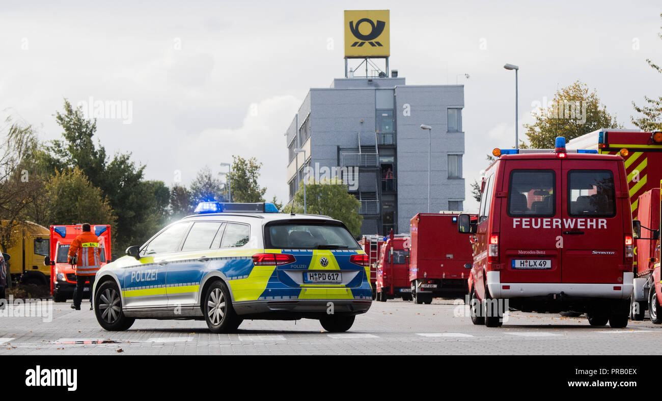 Pattensen, Allemagne. Le 01 octobre 2018. La police et les pompiers les véhicules d'urgence sont garées dans un colis lettre Deutsche Post et centre lorsque les matières dangereuses sont utilisées. Une fuite de liquide inconnu dans le centre de paquets a causé un incendie de grande ampleur l'opération de la brigade dans la matinée. Photo : Julian Stratenschulte/dpa dpa : Crédit photo alliance/Alamy Live News Banque D'Images