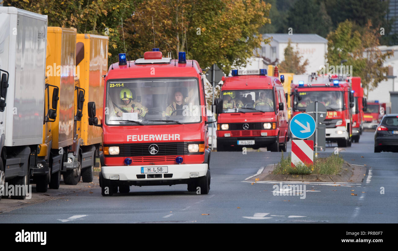Pattensen, Allemagne. Le 01 octobre 2018. Les véhicules d'urgence de la brigade de pompiers sont déployés dans un colis et lettre centre de la Deutsche Post. Une fuite de liquide inconnu dans le centre de paquets a causé un incendie de grande ampleur l'opération de la brigade dans la matinée. Photo : Julian Stratenschulte/dpa dpa : Crédit photo alliance/Alamy Live News Banque D'Images
