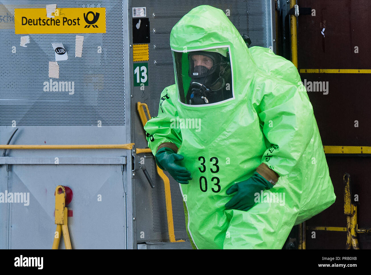 Pattensen, Allemagne. Le 01 octobre 2018. Les pompiers dans les scaphandres examiner une parcelle pendant une opération de matières dangereuses dans un colis et lettre centre de la Deutsche Post. Une fuite de liquide inconnu dans le centre de paquets a causé un incendie de grande ampleur l'opération de la brigade dans la matinée. Photo : Julian Stratenschulte/dpa dpa : Crédit photo alliance/Alamy Live News Banque D'Images