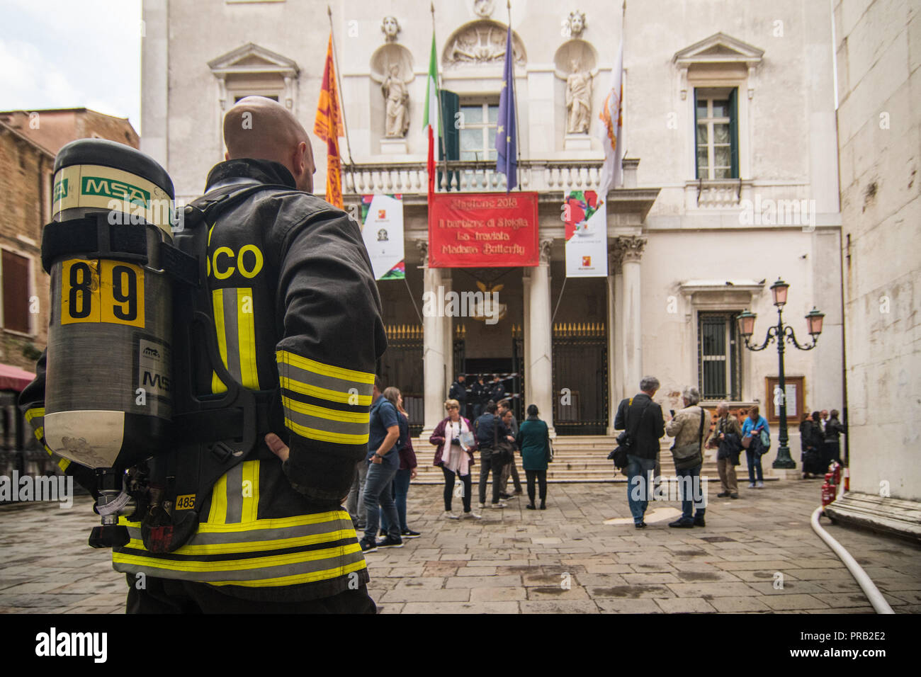 Venise, Italie. 1er octobre 2018. Un pompier vérifier l'entrée après une forêt sur une boîte d'électricité commence ce matin au Teatro La Fenice après 20 ans de l'incendie qui a détruit le théâtre de Venise, Italie. © Simone Padovani / éveil / Alamy Live News Banque D'Images