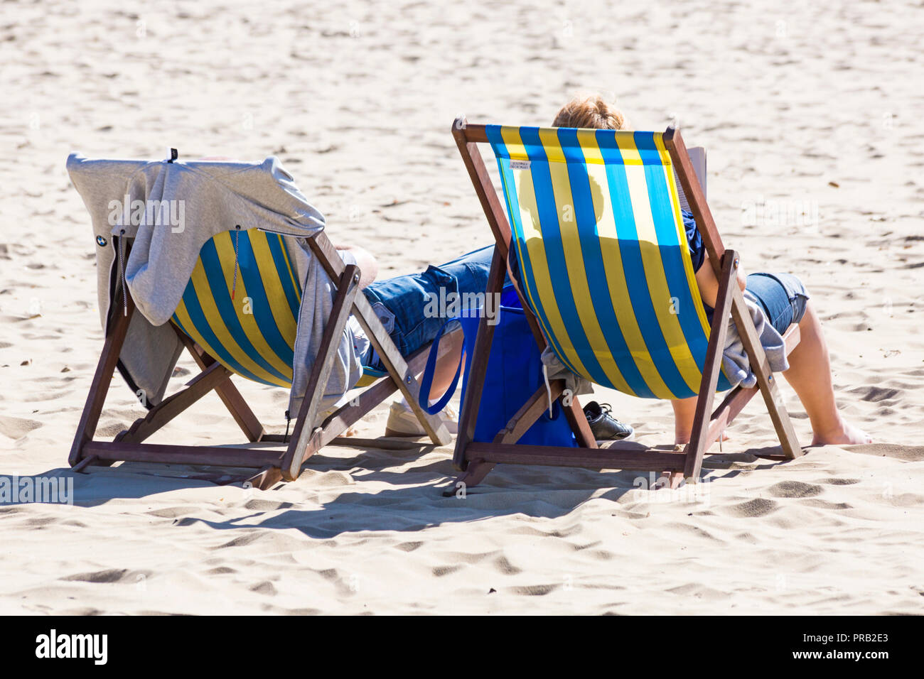 Bournemouth, Dorset, UK. 1 octobre 2018. Météo France : premier jour d'octobre et une chaude journée ensoleillée à Bournemouth, en tant que visiteurs, chef de la station balnéaire de profiter du soleil à la plage. Credit : Carolyn Jenkins/Alamy Live News Banque D'Images