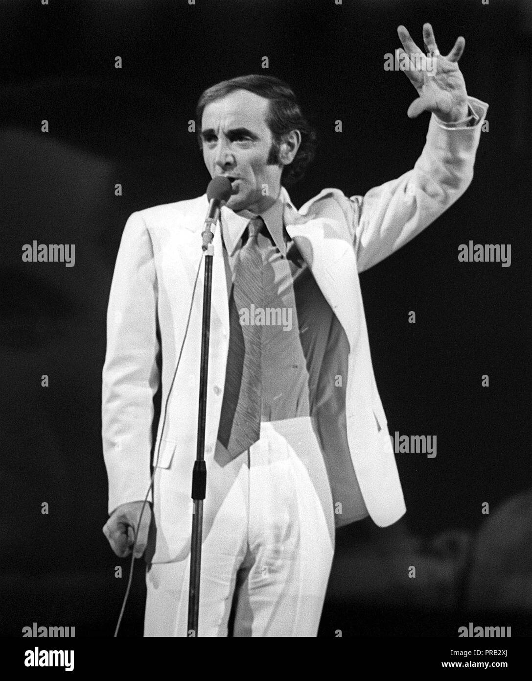 ARCHIVE - le chanteur et acteur français Charles Aznavour lors d'un spectacle à Dusseldorf (archives photos de 1970). L'artiste, né à Paris en tant que fils de réfugiés arméniens, fête ses 90 ans le 22 mai. Photo : Horst Ossinger/dpa dpa (sur 'Charles Aznavour n'est 90 : anniversaire de Berlin' à partir de 16.05.2014, seul b/w) (c) afp - Bildfunk | conditions dans le monde entier Banque D'Images
