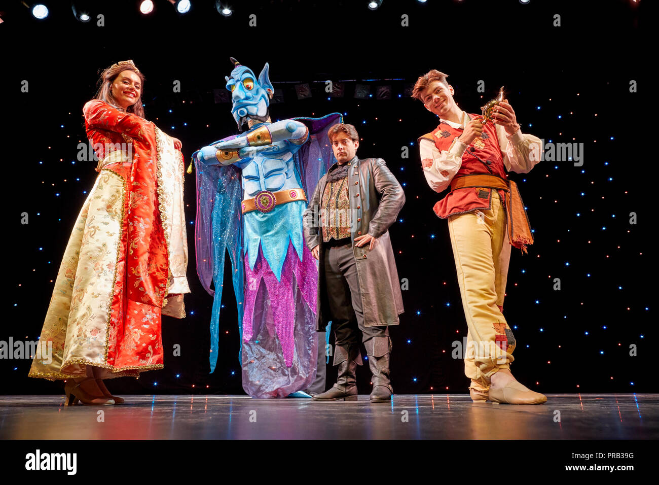 Le Grand Manchester, Royaume-Uni 1 octobre 2018. James d'argent à partir de la seule façon est Essex stars dans Aladdin à Middleton Arena dans le Grand Manchester Crédit : Mark Waugh/Alamy Live News Banque D'Images