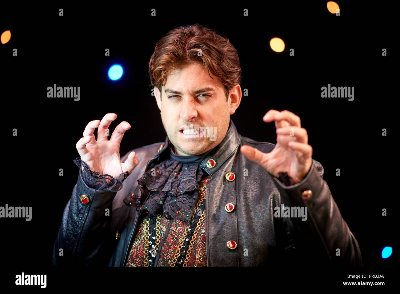 Le Grand Manchester, Royaume-Uni 1 octobre 2018. James d'argent à partir de la seule façon est Essex stars dans Aladdin à Middleton Arena dans le Grand Manchester Crédit : Mark Waugh/Alamy Live News Banque D'Images