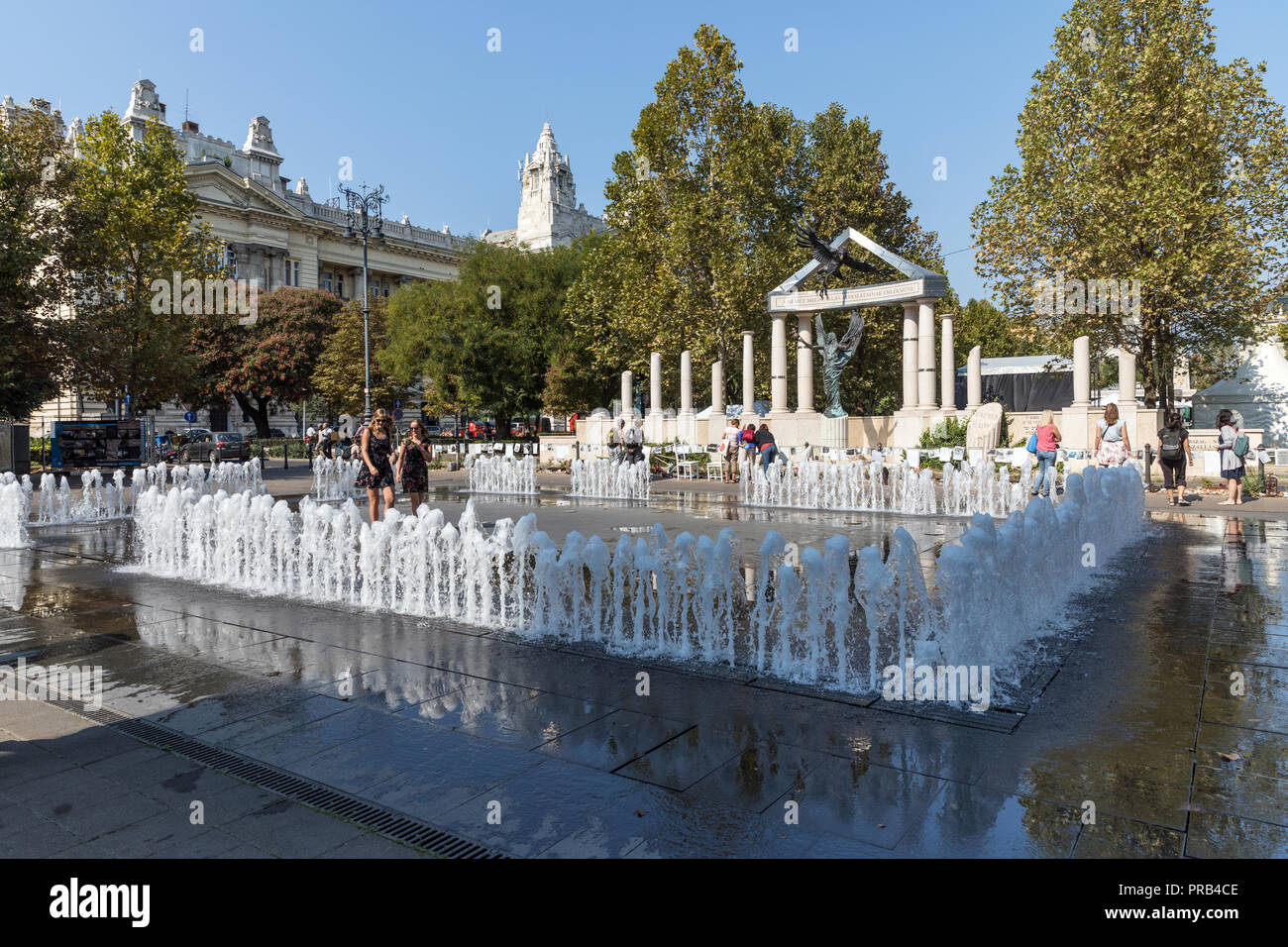 Le controversé monument aux victimes de persécution, hongrois en place Szabadsag, Budapest. Il représente l'Archange Gabriel d'être attaqué par un i Banque D'Images