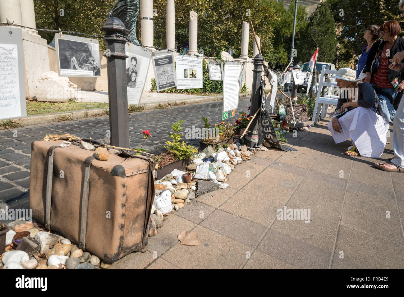 Valises et autres artefacts à gauche au monument controversé vers Hongrois victimes de persécutions, en carré, Szabadsag Budapest. Banque D'Images