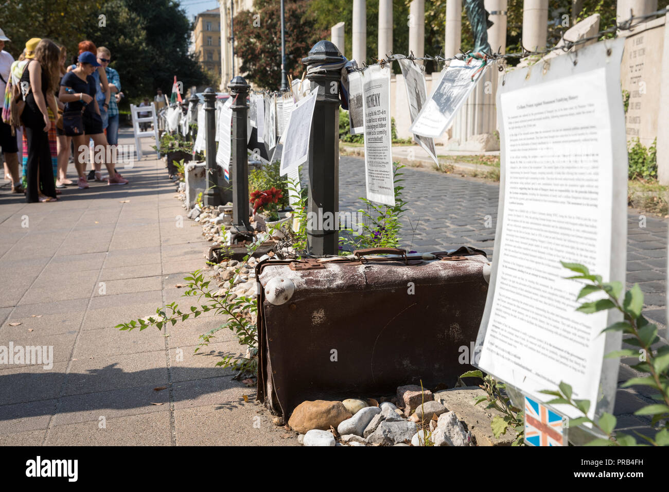 Valises et autres artefacts à gauche au monument controversé vers Hongrois victimes de persécutions, en carré, Szabadsag Budapest. Banque D'Images