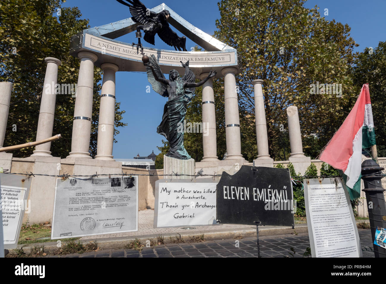 Le controversé monument aux victimes de persécution, hongrois en place Szabadsag, Budapest. Il représente l'Archange Gabriel d'être attaqué par un i Banque D'Images