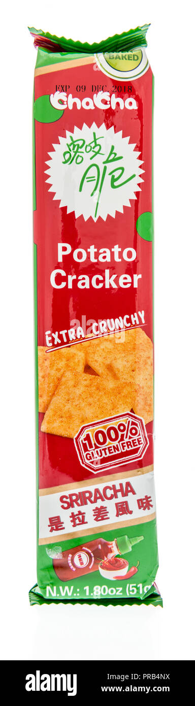 Winneconne, WI - 27 septembre 2018 : un paquet de Cha Cha une pomme de terre au four avec des craquelins saveur sriracha de Chine sur un fond isolé Banque D'Images