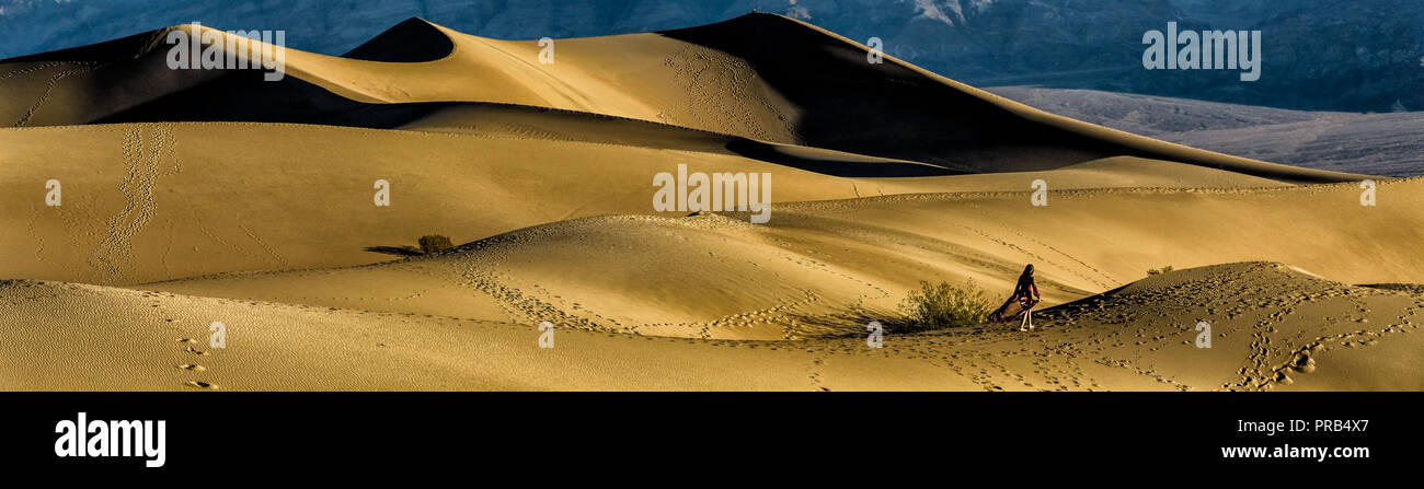 Pieds nus dans les dunes de sable de Mesquite à plat dans la vallée de la mort Banque D'Images