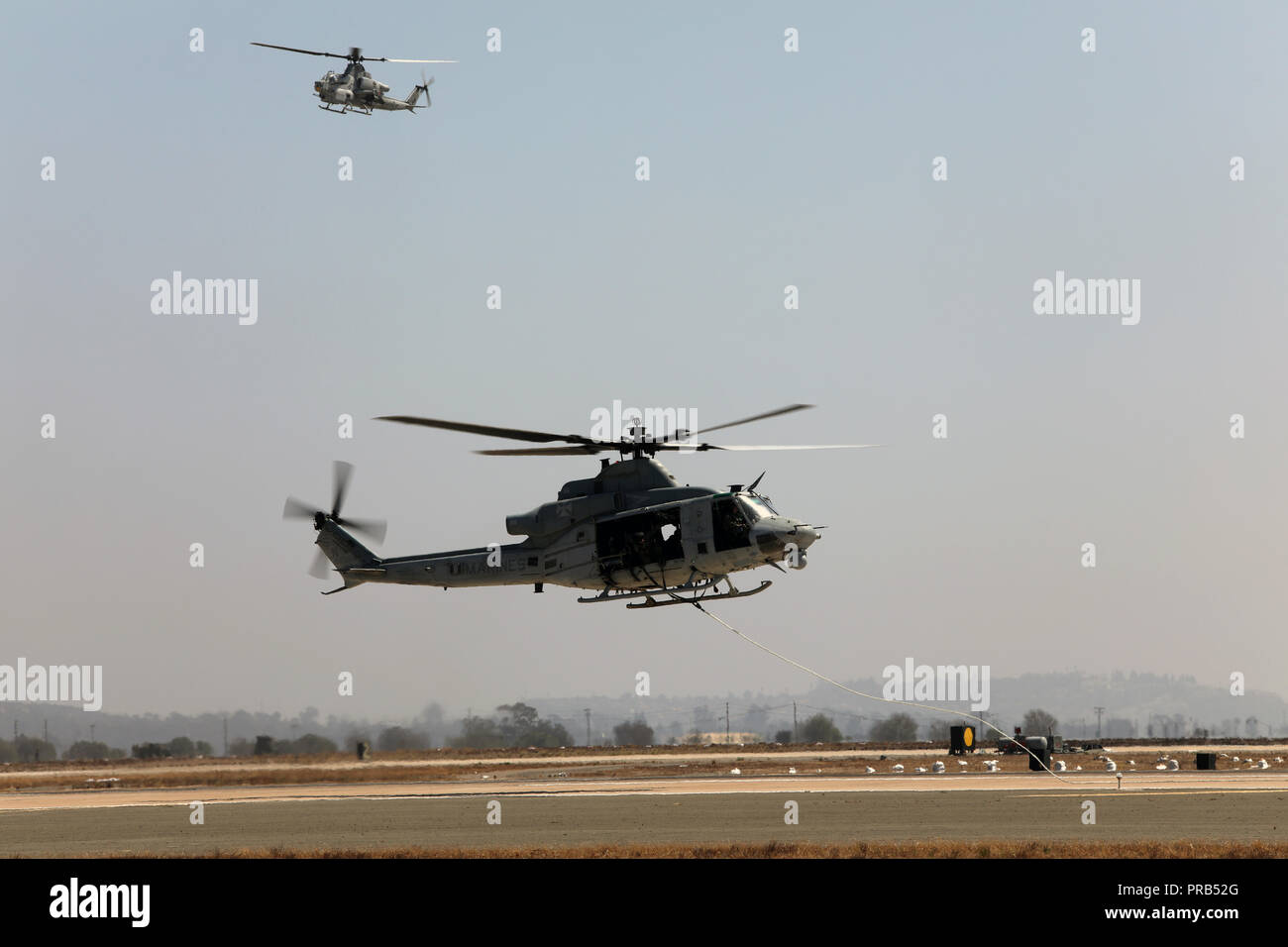 Un UH-1Y Huey avec Marine (Escadron d'attaque légère HMLA) 169 se prépare à soulever au cours de la marine 2018 Marine Corps Air Station Miramar Air Show, le 28 septembre 2018. Cette année, l'air show rend hommage à "100 ans de femmes dans le Corps des Marines" en présentant plusieurs spectacles et une exposition mettant en évidence les réalisations et les jalons que les femmes ont réalisés depuis la première femme enlistee Laspo peut, Johnson, qui a rejoint le service en 1918. (U.S. Marine Corps photo par le Cpl. Jake M.T. McClung) Banque D'Images