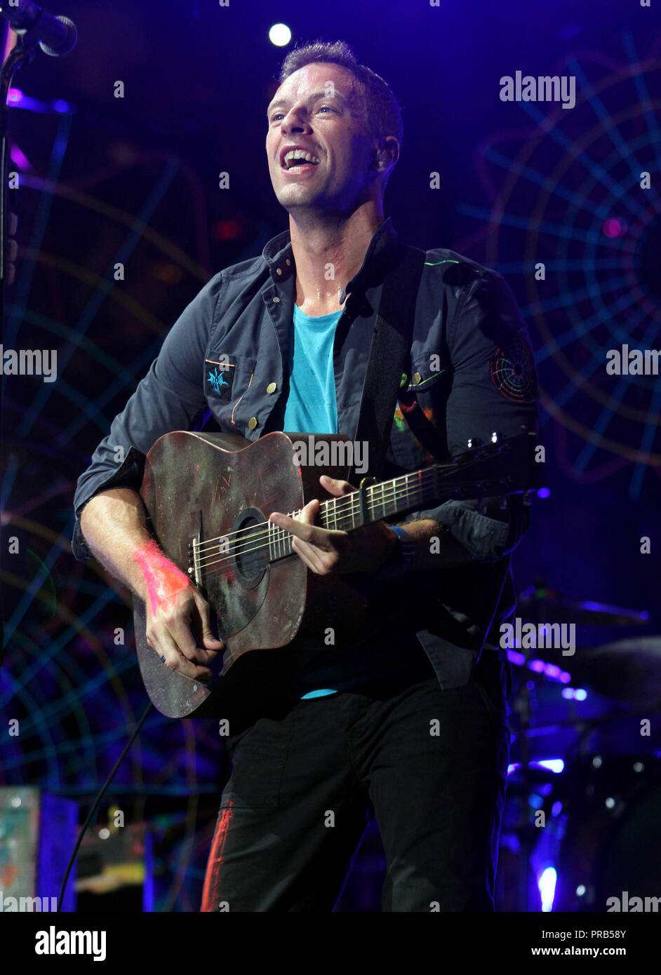 Chris Martin se produit en concert avec Coldplay Mylo Xyloto sur leur tour 2012 à l'American Airlines Arena de Miami le 29 juin 2012. Banque D'Images