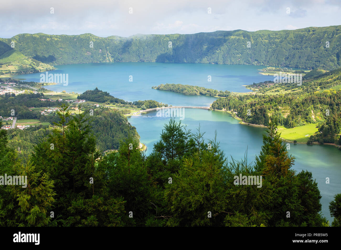 Lagoa Verde et Lagoa Azul, lacs de Sete Cidades cratères volcaniques sur l'île San Miguel, Açores, Portugal. Banque D'Images