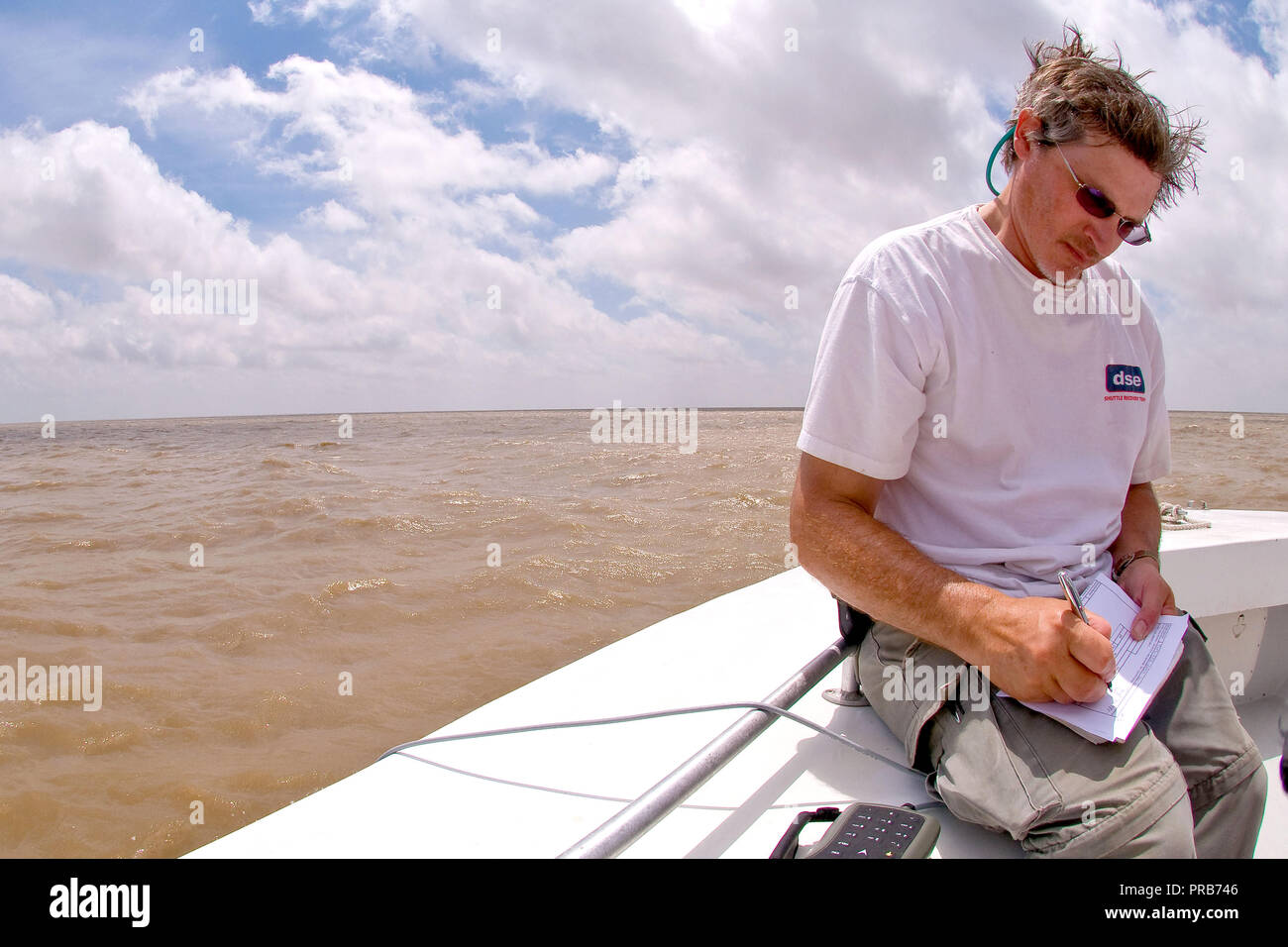 La salinité, la température, le Ph à l'essai. Curtis Franklin, Dougherty Srague Environmental Inc. entrepreneur de l'EPA. Photo par USEPA Eric Vance Banque D'Images