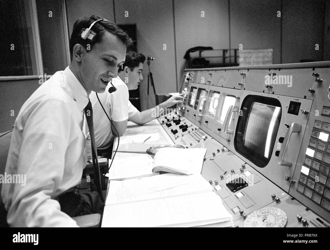 S68-50684 (octobre 1968) --- Bureau des affaires publiques (OAP) commentateur Douglas K. Ward est photographié à sa console dans la salle de contrôle des opérations de Mission (MOCR) dans le centre de contrôle de mission au Centre spatial Johnson de la NASA pendant le vol d'Apollo 7. Crédit photo : NASA Banque D'Images
