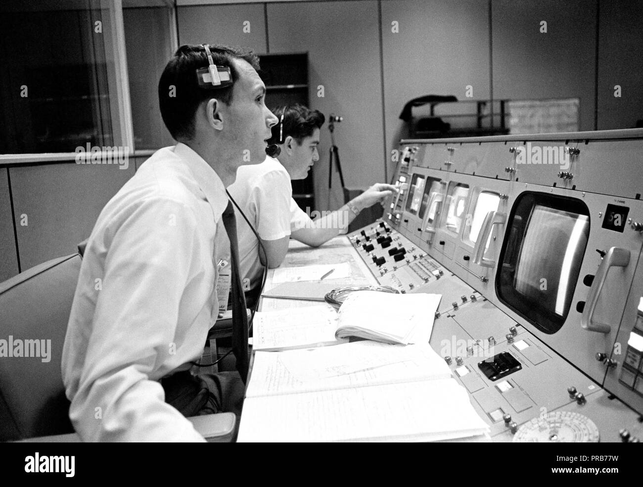 S68-50682 (octobre 1968) --- Bureau des affaires publiques (OAP) commentateur Douglas K. Ward est photographié à sa console dans la salle de contrôle des opérations de Mission (MOCR) dans le centre de contrôle de mission au Centre spatial Johnson de la NASA pendant le vol d'Apollo 7. Banque D'Images