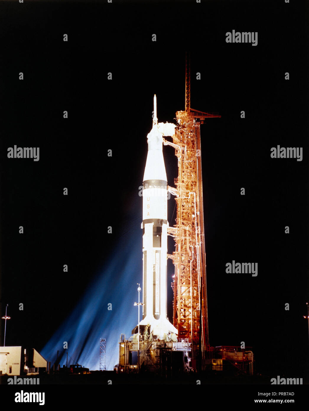 Vue nocturne du complexe de lancement 34, Kennedy Space Center, montrant le vaisseau Apollo 7 (101/Saturne 205) pile sur l'application Notes. Banque D'Images