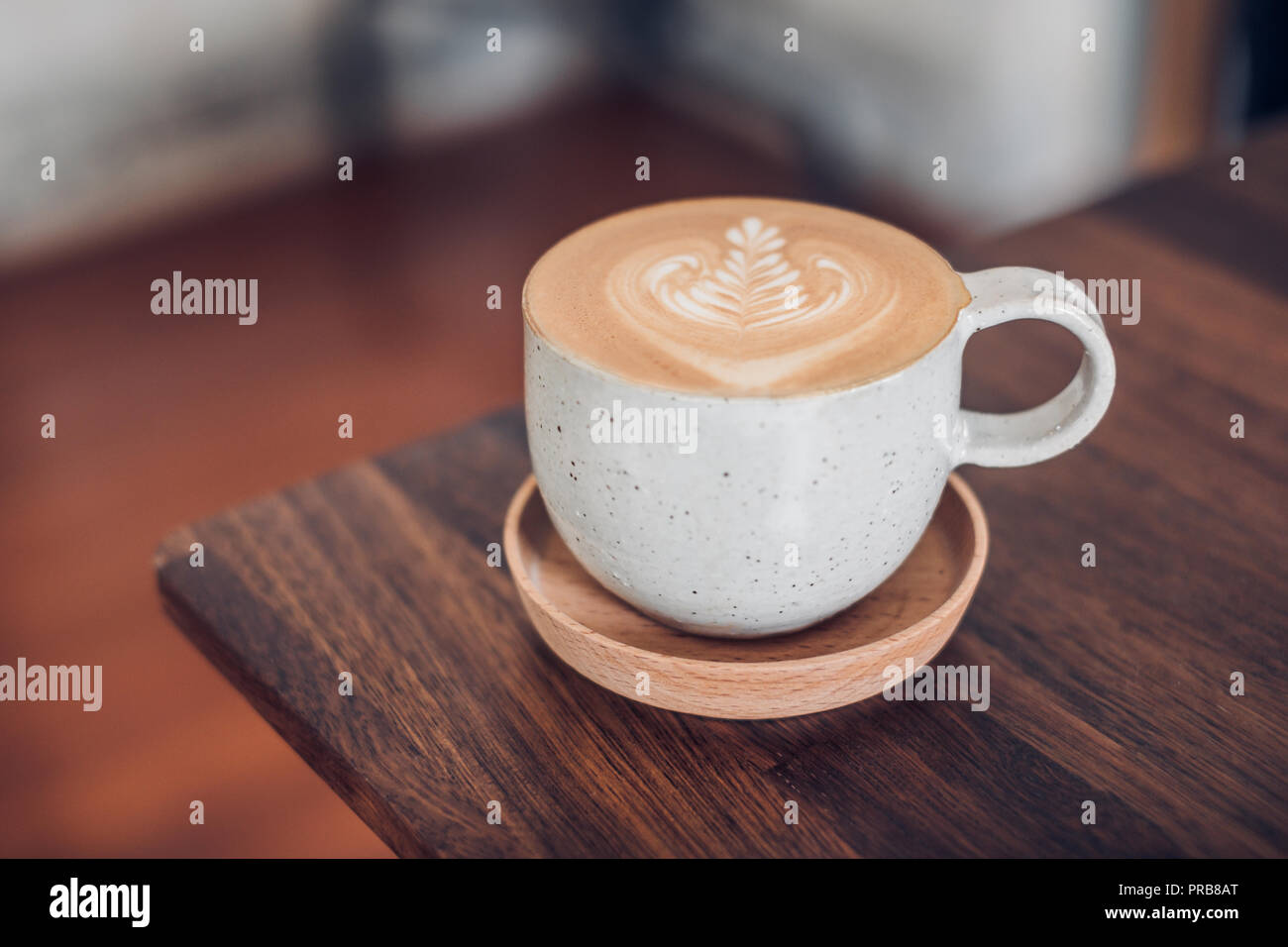 Tasse à café cappuccino chaud sur plateau en bois avec latte art sur bois table à café.concept d'aliments et de boissons Banque D'Images