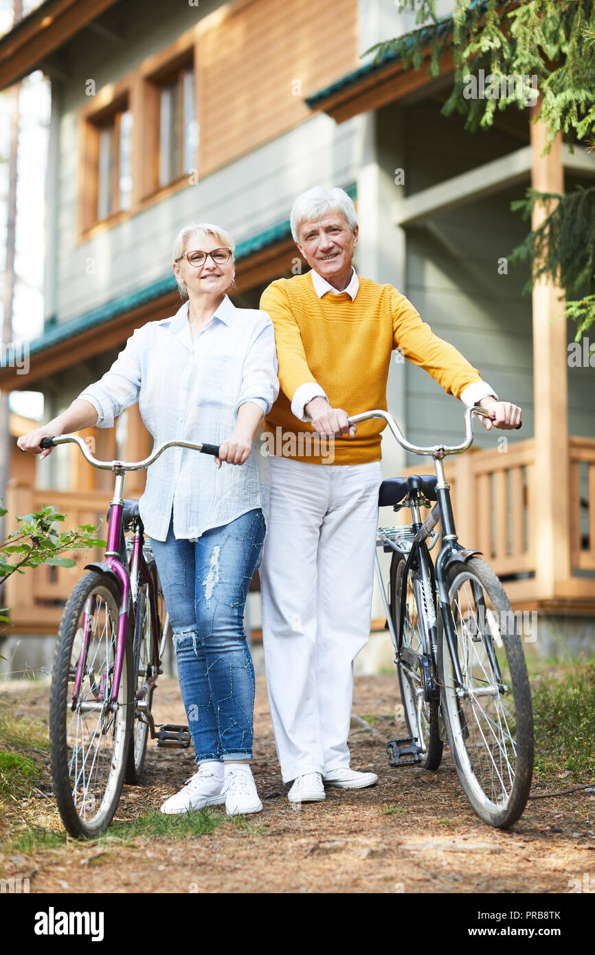 Smiling Beautiful woman in casual clothing menant une vie active : ils holding location poignées et looking at camera tout en vous reposant à compter Banque D'Images