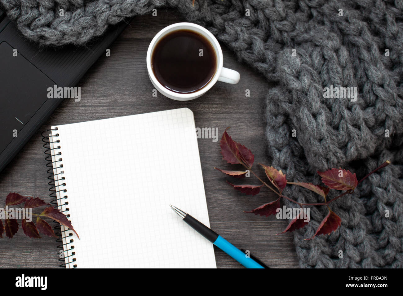 Mise à plat d'automne composition. Ordinateur portable avec copie espace, café et un foulard sur la table en bois. Banque D'Images