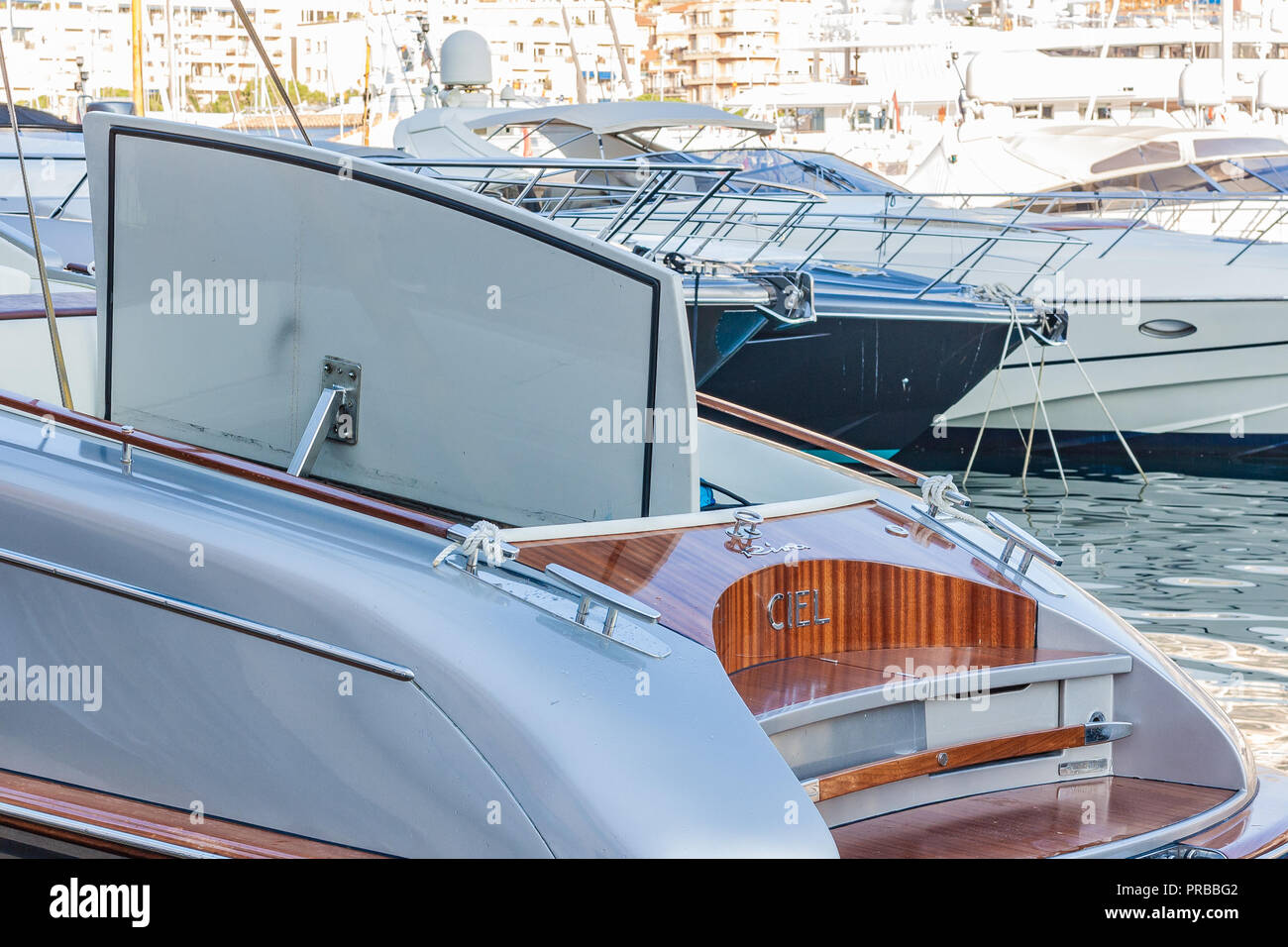 Beau, argent et bleu, puissance de luxe à louer. Détails chromé et sur mesure, finitions personnalisées. Corps en fibre de carbone, le design exclusif, le bois l'art. Banque D'Images