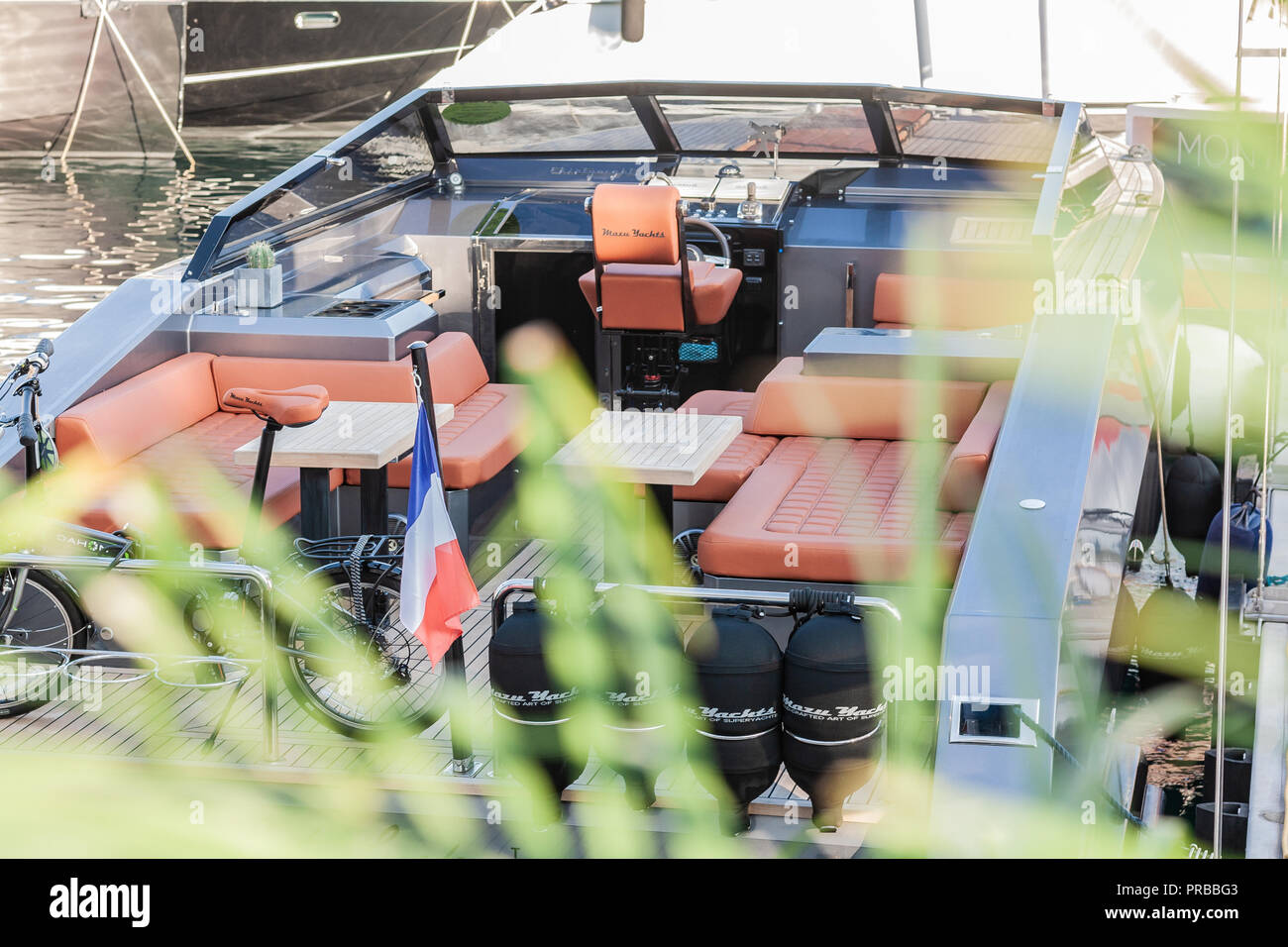 Beau, argent et bleu, puissance de luxe à louer. Détails chromé et sur mesure, finitions personnalisées. Corps en fibre de carbone, le design exclusif, le bois l'art. Banque D'Images