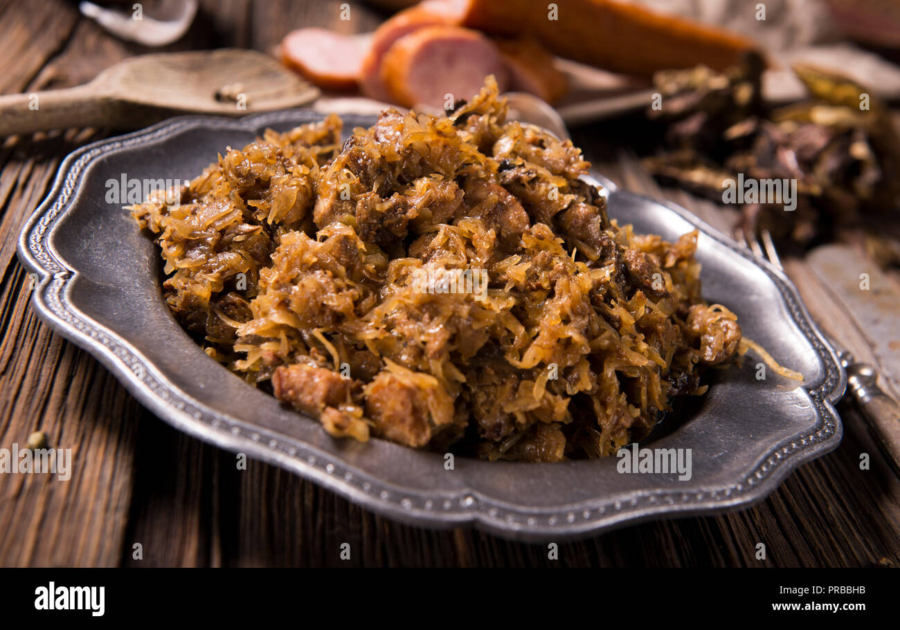 Ragoût de chou avec de la viande, les champignons et les prunes séchées - plat traditionnel polonais Banque D'Images